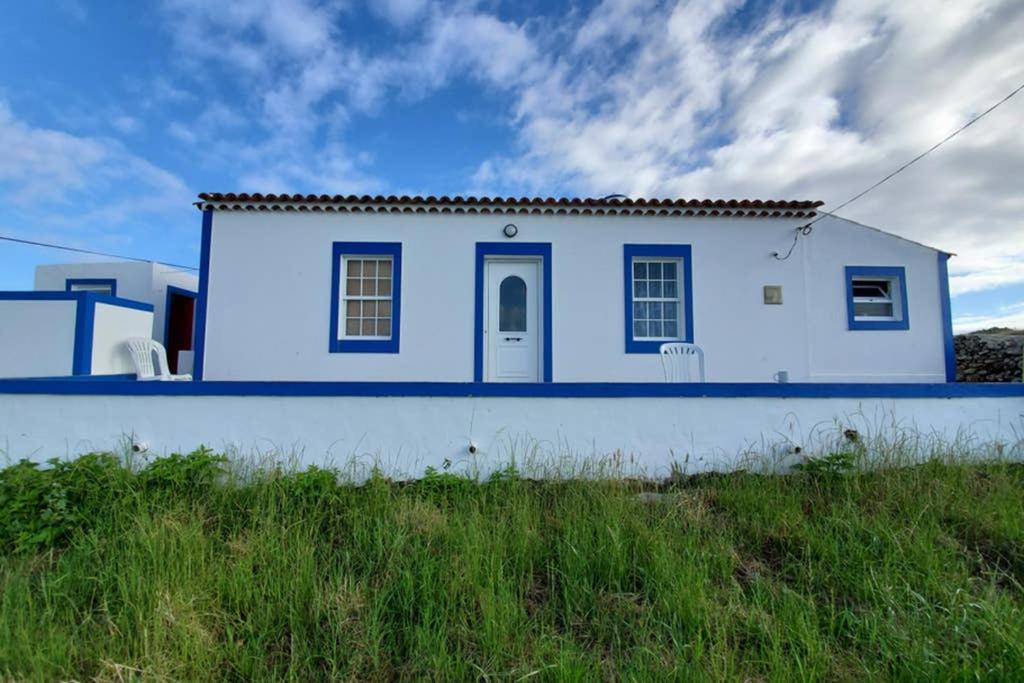 Santa Bárbaracasa Eira Alta的田野顶上的蓝色和白色房子