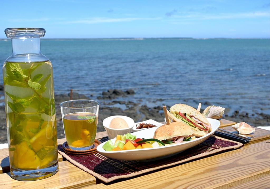 马公澎旅品花灣民宿的餐桌,饭盘和饮料