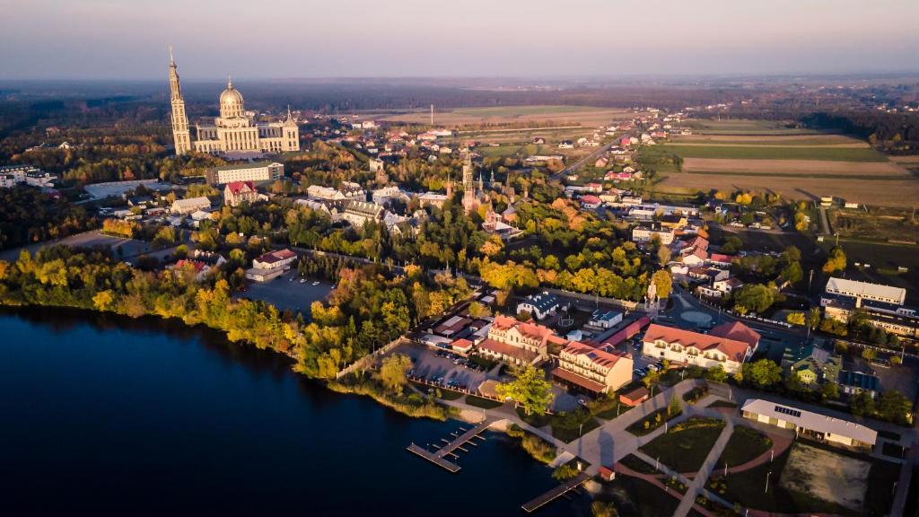 利岑Hotel Stara Gorzelnia的河流旁城市的空中景观