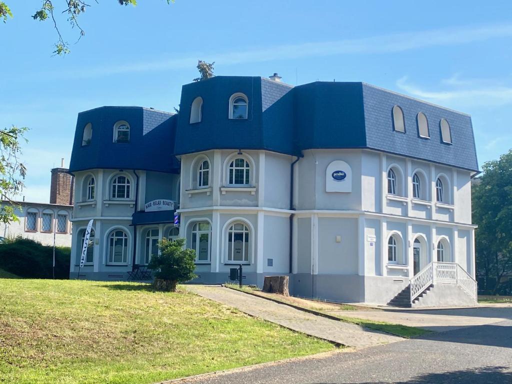 特普利采GrandLux Villa & Spa的蓝色屋顶的大型建筑