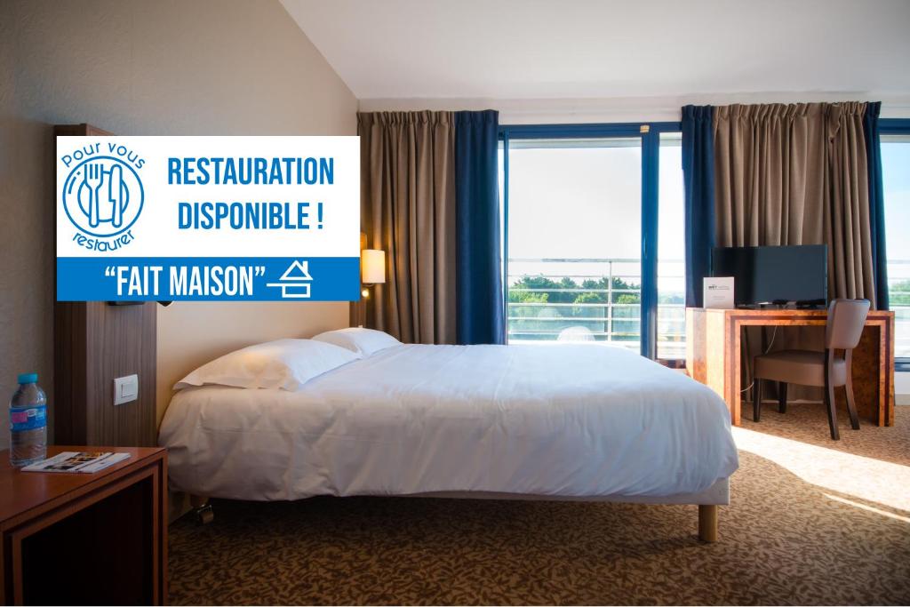 圣马洛圣马洛特朗萨特布里特酒店的一间酒店客房,配有一张床和一个半途读展品的标志