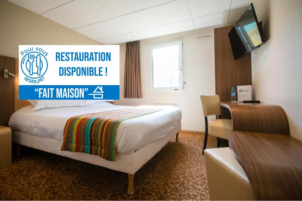 圣埃尔布兰扎克德拉罗瑞圣埃尔布兰布里特酒店的酒店客房设有床、桌子和电视。