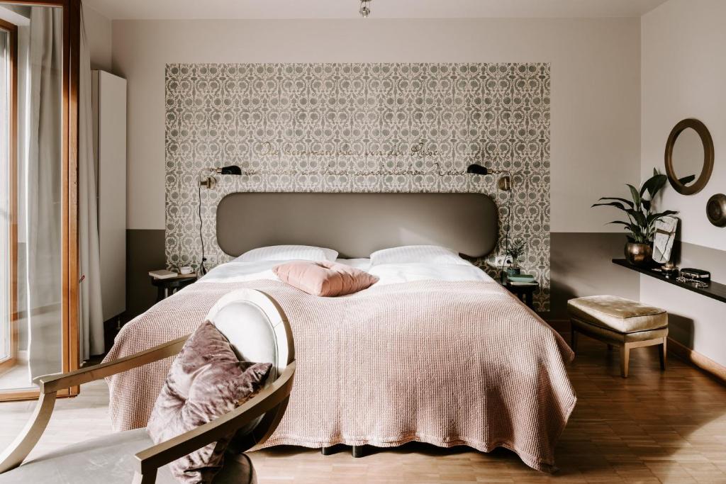 柏林Townhouse Berlin的一间卧室配有一张带粉色毯子的大床