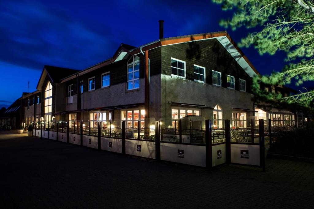 罗莫柯克比科曼多伽登酒店的一座建筑,在晚上有灯