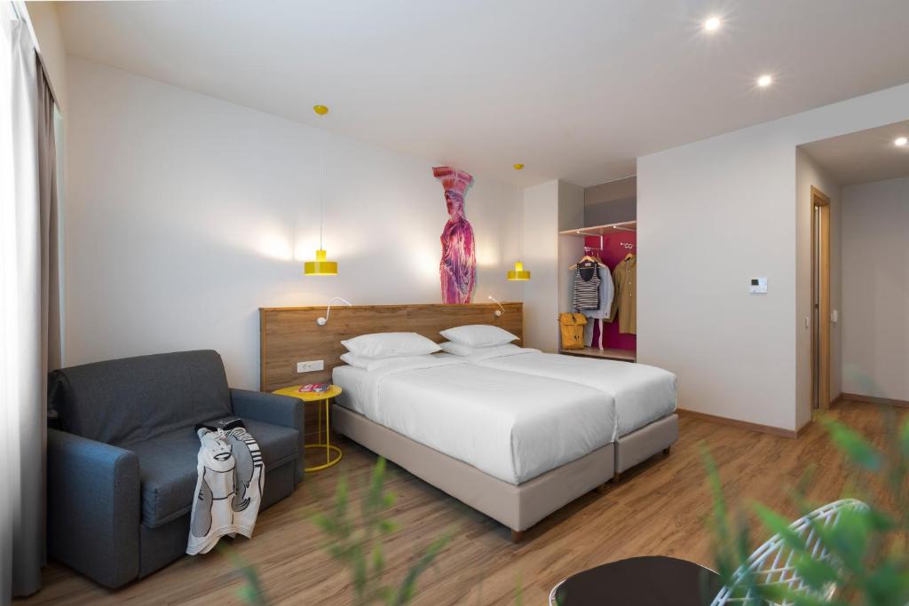 ibis Styles Athens Routes客房内的一张或多张床位