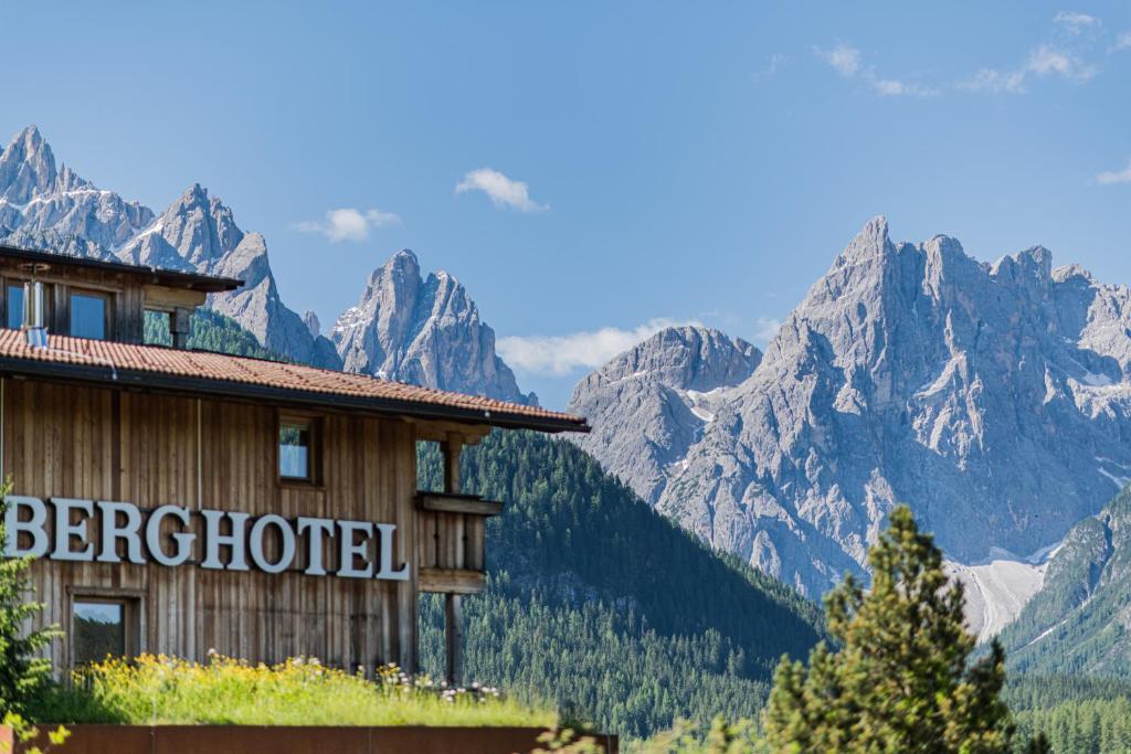 塞斯托Berghotel - Sexten的山地酒店