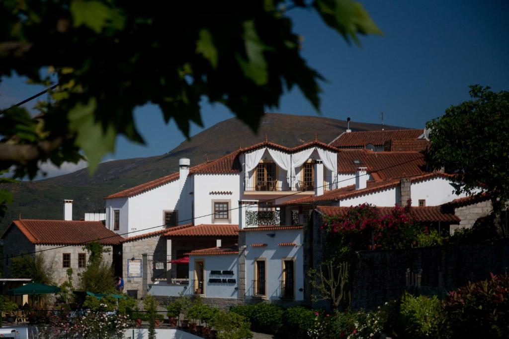 阿尔德亚达斯金塔达吉雅乡村酒店的一间铺有红色瓦屋顶的大型白色房屋