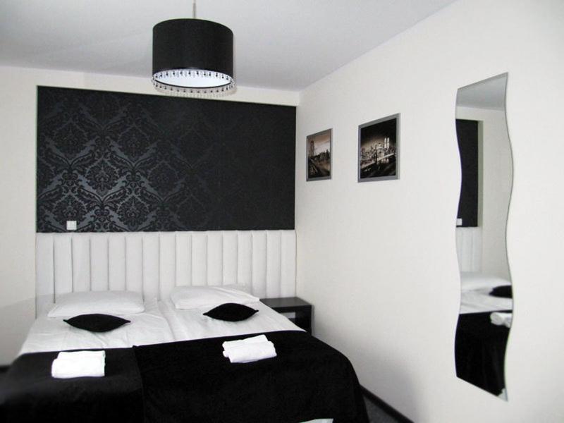 ModliszewkoSłowianin的一间卧室配有两张黑白床