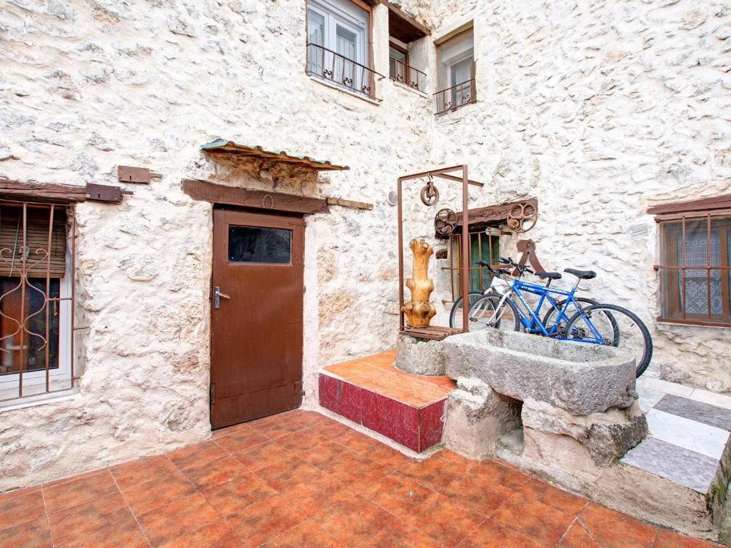 巴利亚多利德Snug Holiday Home in Valladolid with Private Pool的一辆停在大楼旁的蓝色自行车,旁边有一扇门