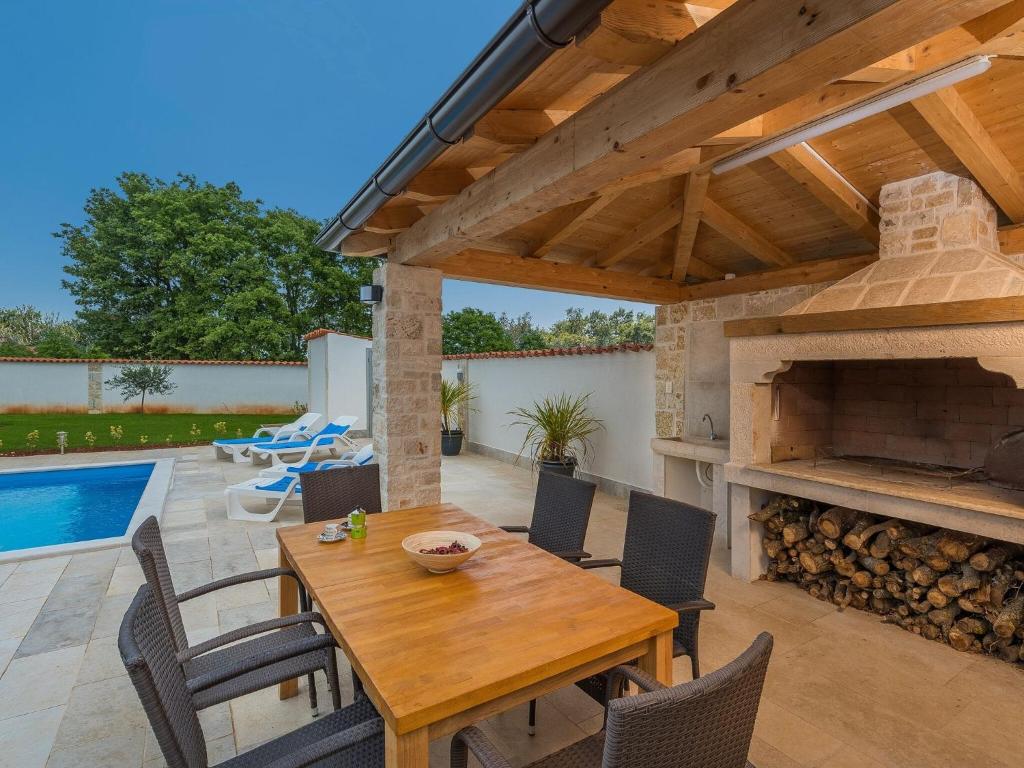 别墅 nicely furnished villa with private pool, bbq and fenced