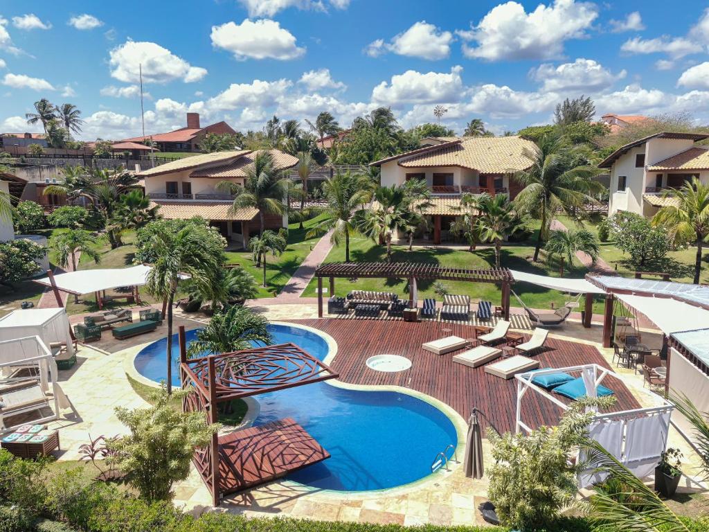 卡姆布库Eco Village Cumbuco的享有度假村游泳池的空中景致
