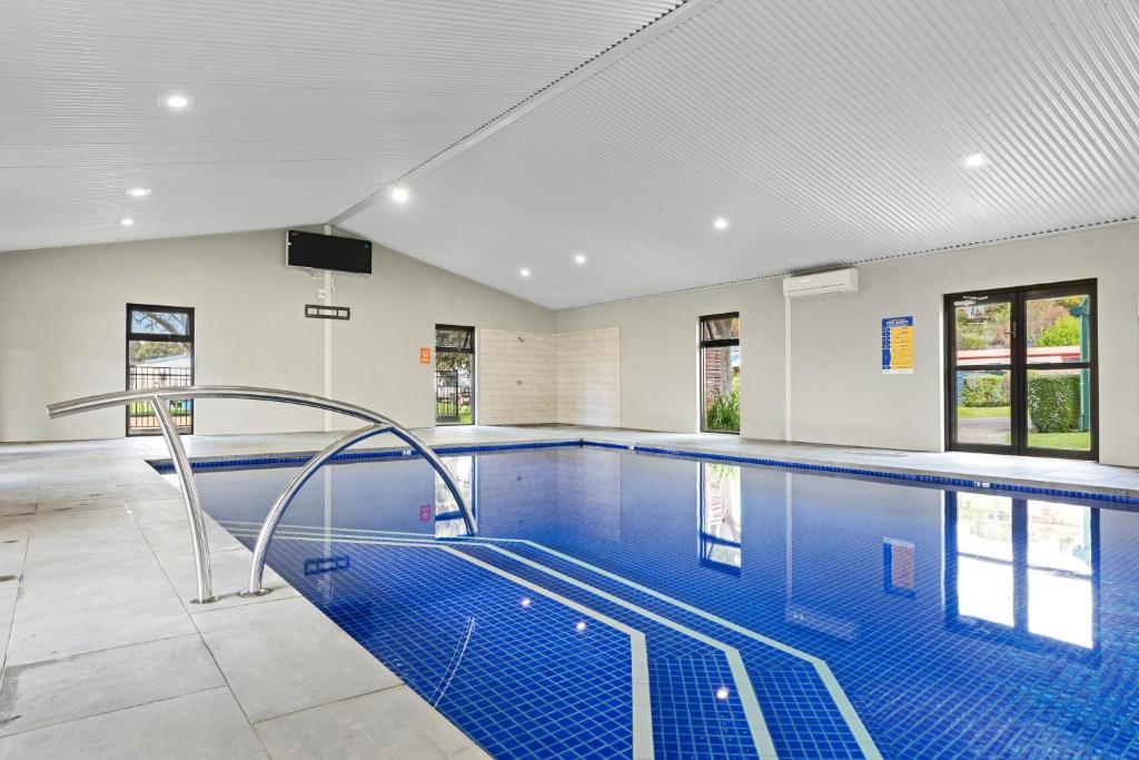 吉朗愉园基隆酒店的游泳池,位于带游泳池的建筑内