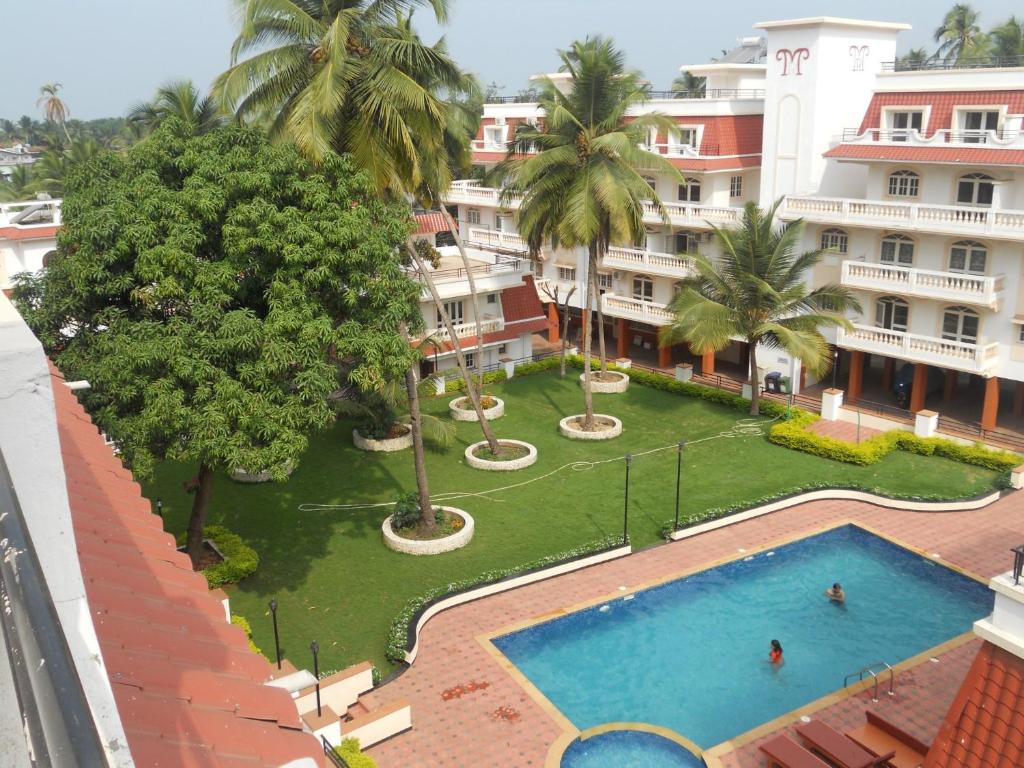 莫尔穆冈Vistara By The Beach Goa的享有带游泳池的度假村的顶部景致