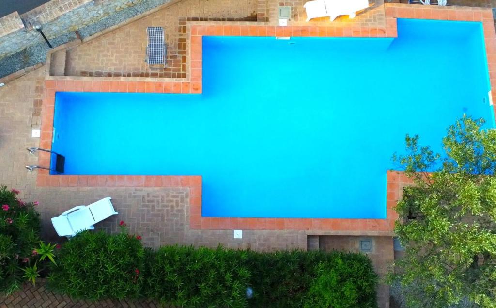 斯塔莱蒂Residence Cassiodoro的享有蓝色海水游泳池的顶部景致