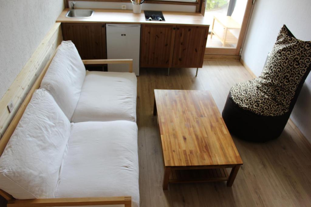 拉布雷斯Studio tout confort au calme的客厅配有白色的沙发和桌子