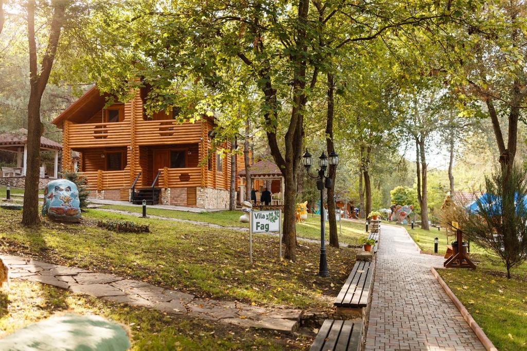 基希讷乌Sky Land Camping & Resort的公园里的木舱,有人行道和树木