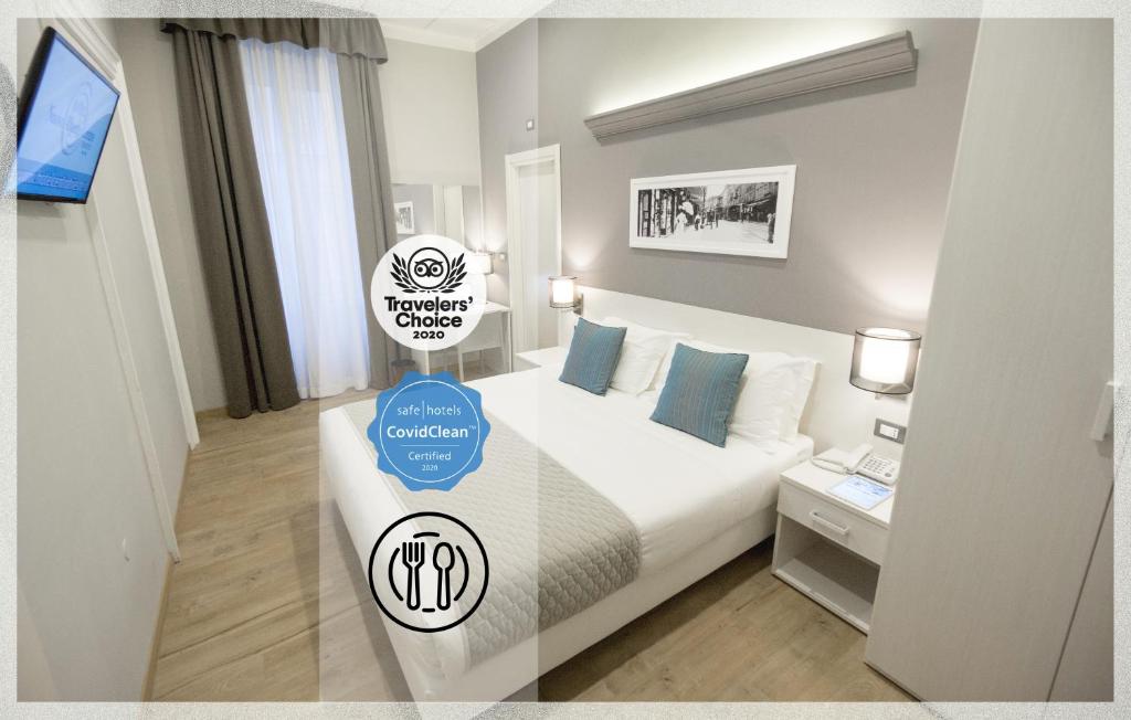的里雅斯特努奥沃艾尔伯格中央酒店的酒店客房,配有一张带标志的床