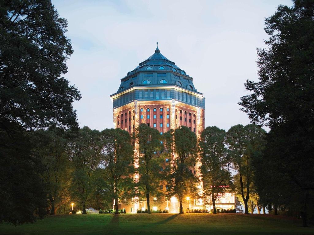 汉堡汉堡慕温匹克酒店的一座高大的建筑,上面有一个圆顶