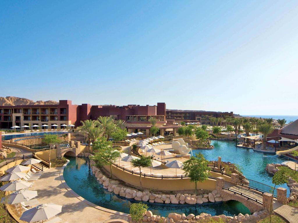 亚喀巴亚喀巴塔拉湾瑞享Spa度假酒店的享有带水上公园的度假村的空中景致