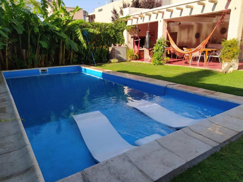 圣胡安Casa de alquiler San Juan的一座房子的院子内的游泳池