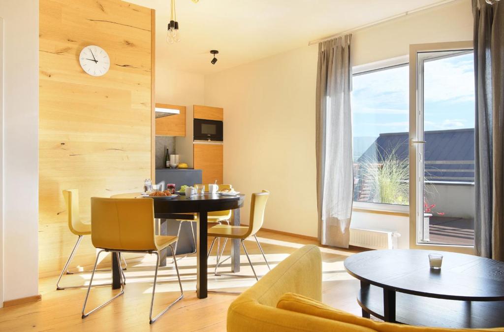 弗尔赫拉比Mountain Apartment Vrchlabi的用餐室以及带桌椅的起居室。