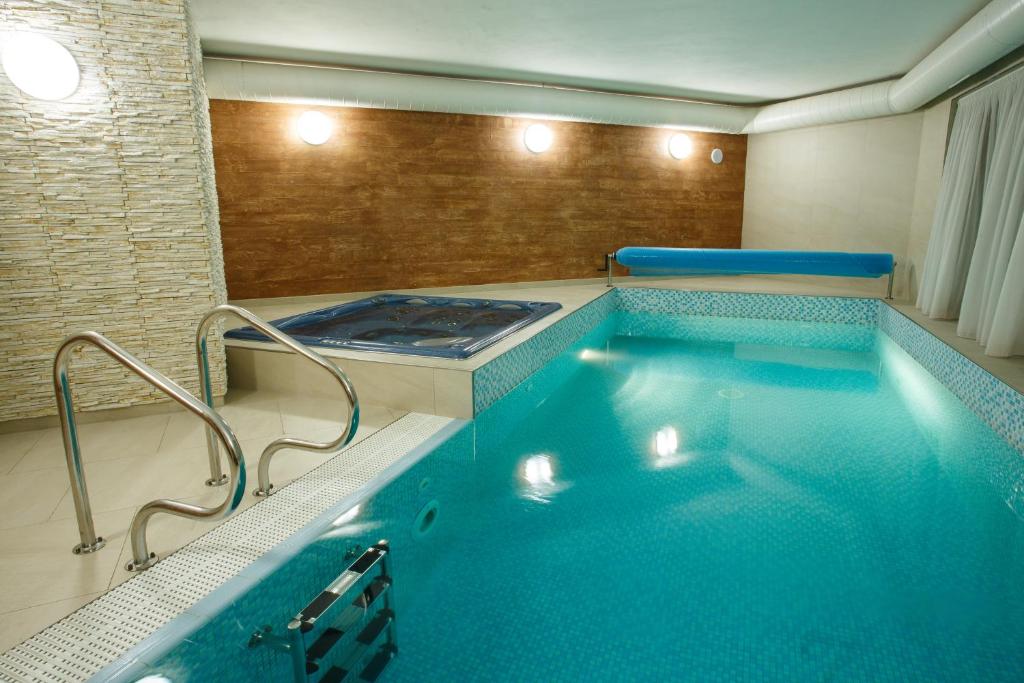 鲁哈科维斯Vila Terra的带浴缸的客房内的大型游泳池