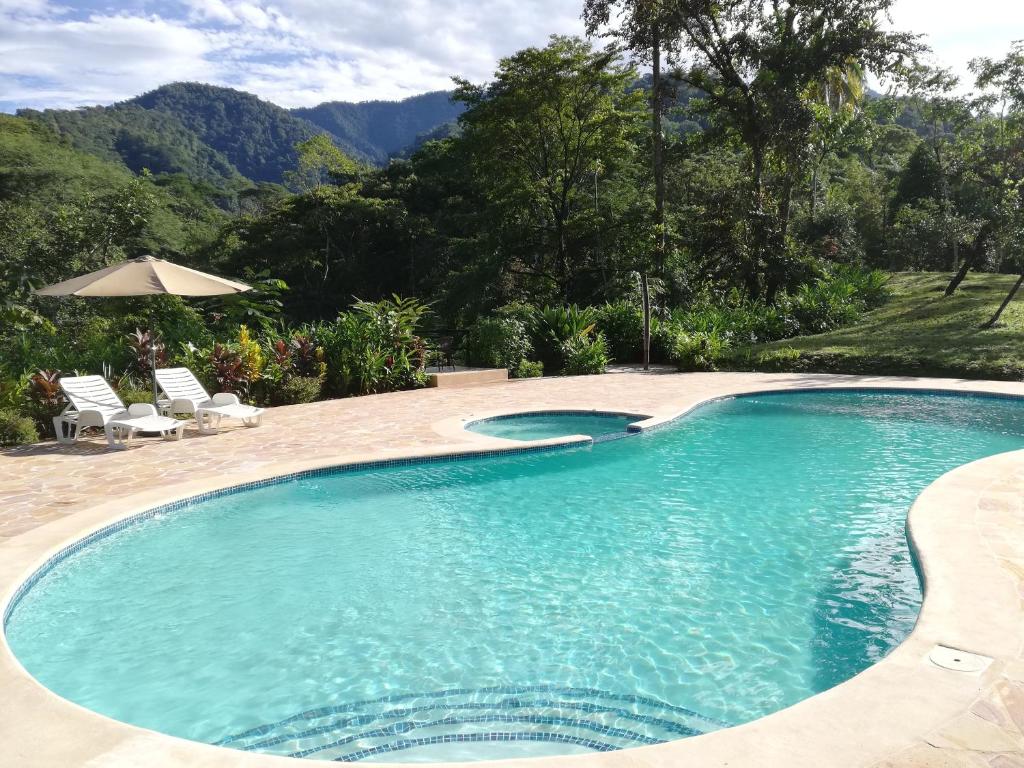 奎波斯城Hacienda Mil Bellezas的山景游泳池