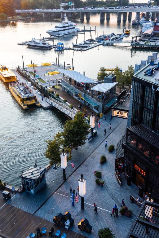 华盛顿InterContinental - Washington D.C. - The Wharf by IHG的码头和水中停泊的船只的景色