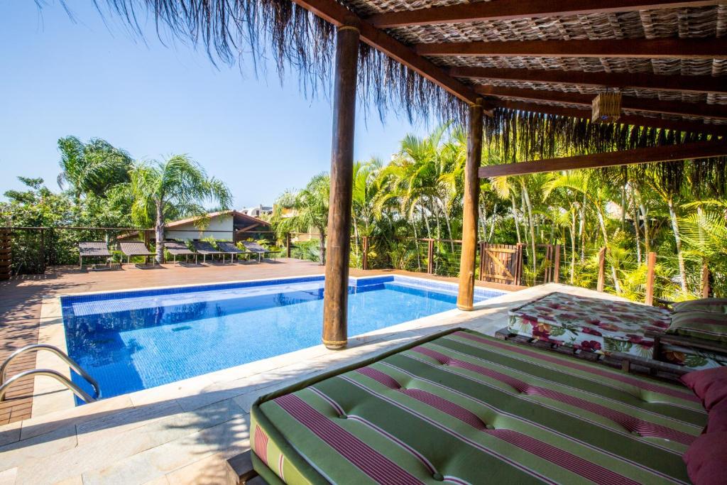 弗洛里亚诺波利斯Pousada Vila Tamarindo Eco Lodge的别墅内游泳池的形象
