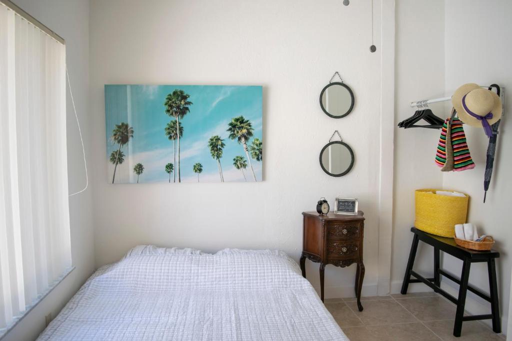 迈阿密Relax and Unwind in Little Havana - 2K的一间卧室配有一张床,并拥有棕榈树的照片