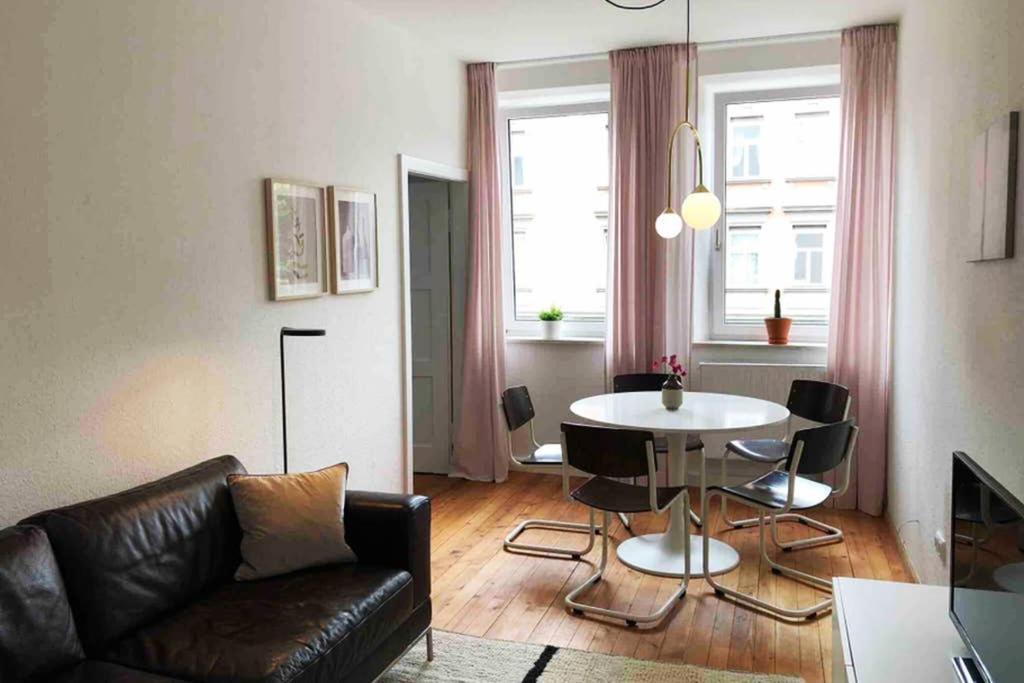 奥格斯堡Charmant Leben im Textilviertel - stilvolle Wohnung - zentral und ruhig的客厅配有沙发和桌子