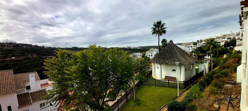 阿尔加德萨Lets in the Sun Nueva Alcaidesa的享有白色建筑的空中景色,拥有棕榈树