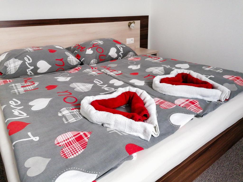 科希策Hostel Vodna 1的一张带红白毯子和枕头的床