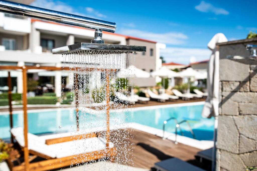 阿菲托斯Lagaria Hotel的游泳池前的喷泉