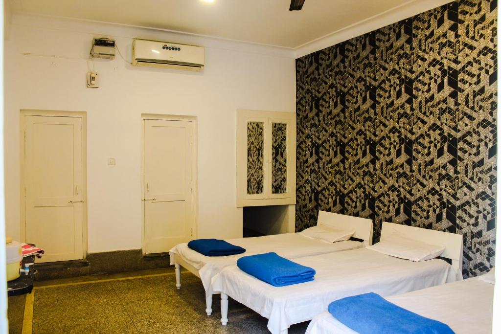 瓜廖尔Hotel Anand Palace的黑白墙间内的两张床