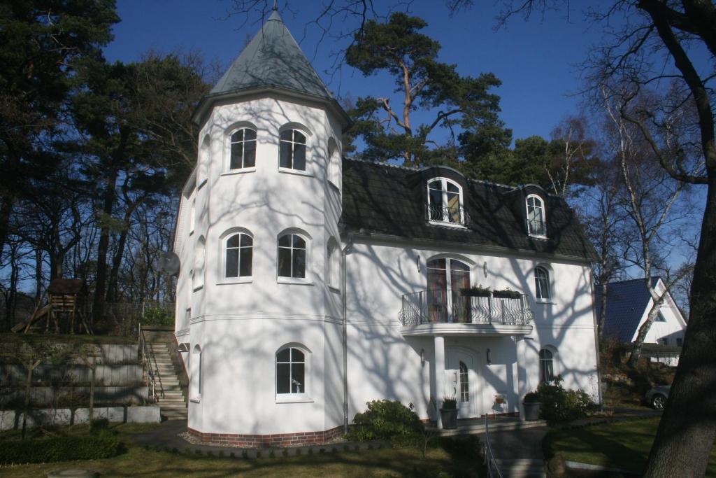 宾茨Villa Heinrich的黑色屋顶的大型白色房屋