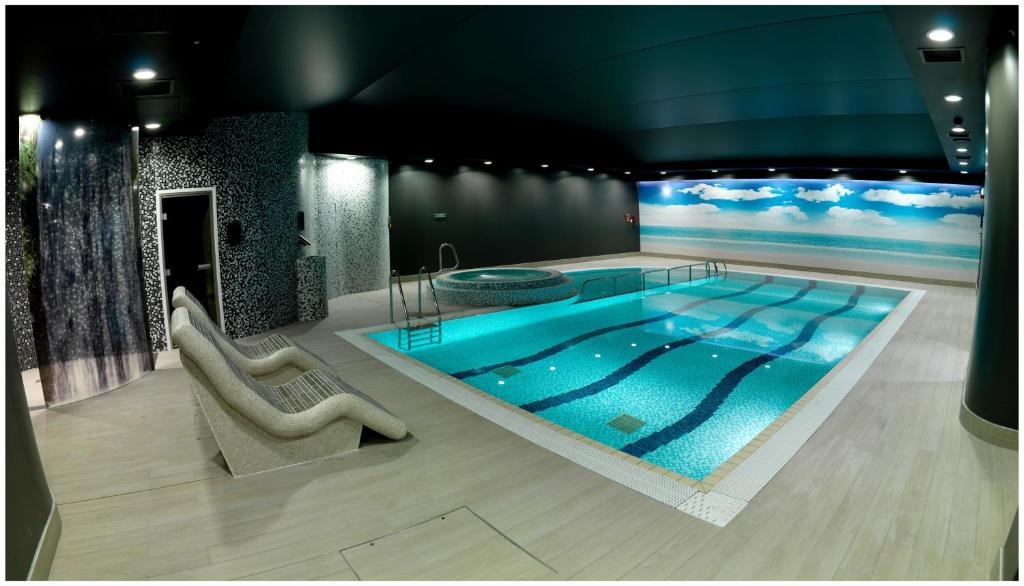 诺丁汉假日皇冠诺丁汉酒店的大型客房的大型游泳池