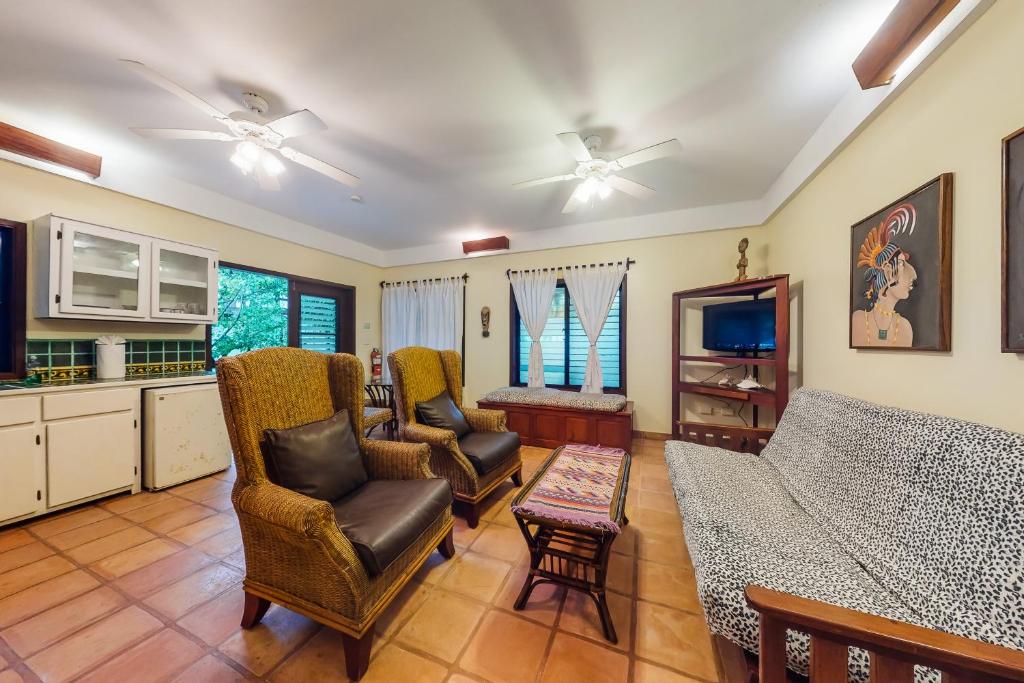 珀拉什奇亚Beachside Villas Gold Standard Certified的客厅配有沙发和椅子