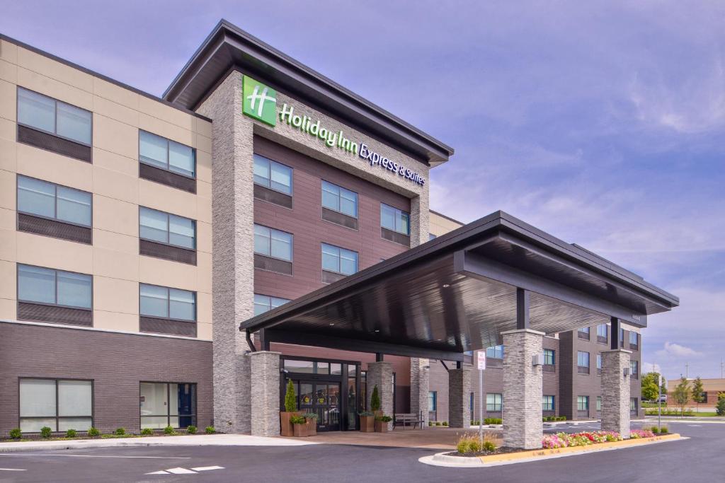 奥拉西Holiday Inn Express & Suites - Olathe West, an IHG Hotel的酒店前方的 ⁇ 染