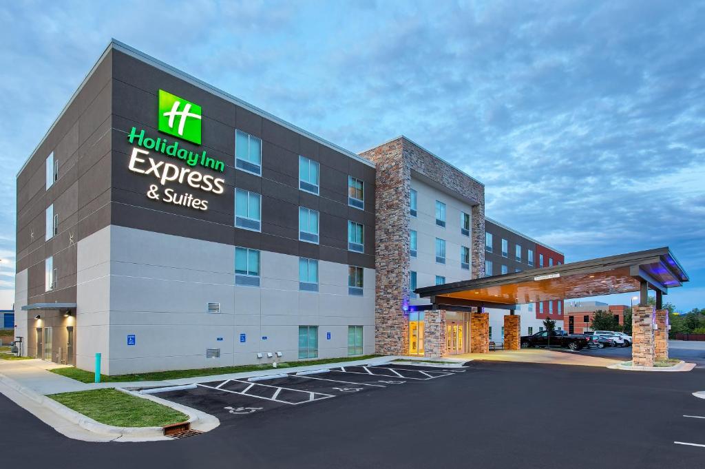 La GrangeHoliday Inn Express & Suites - La Grange, an IHG Hotel的一张带有标志的酒店图