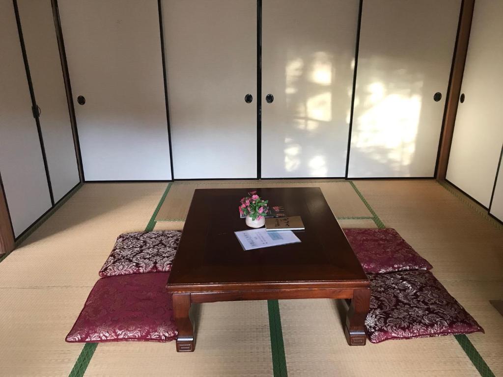 筑紫野市Yamabitoan - Vacation STAY 04295v的地毯上带鲜花的茶几