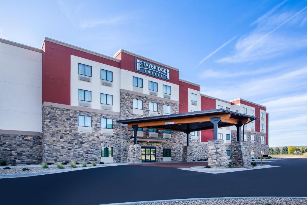 苏福尔斯Staybridge Suites - Sioux Falls Southwest, an IHG Hotel的酒店前方的 ⁇ 染