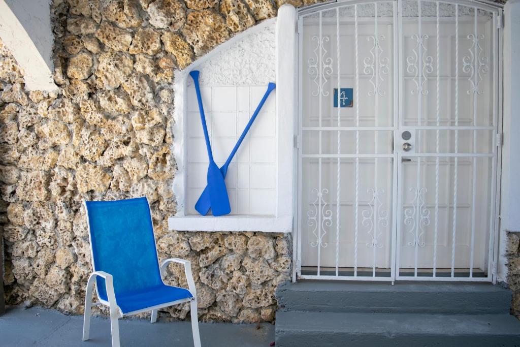 迈阿密Private Studio in Shenandoah - 4K的蓝椅,坐在墙上,挂着时钟