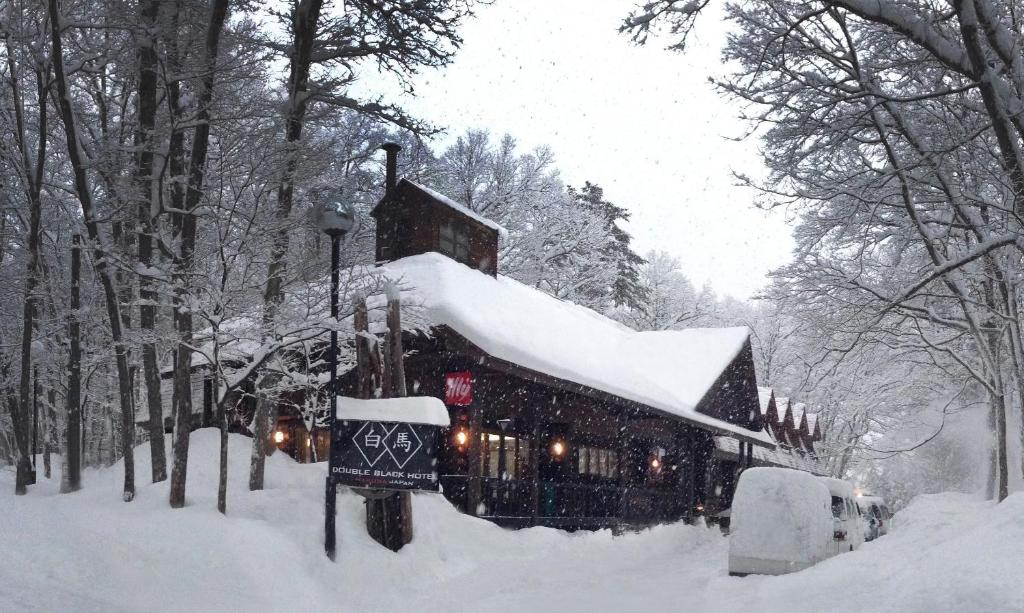 白马村双黑酒店的雪暴中被雪覆盖的建筑物