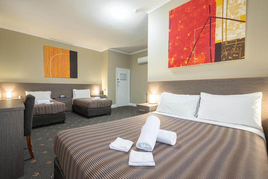 德文港The Formby Hotel的酒店客房带一张大床,带毛巾