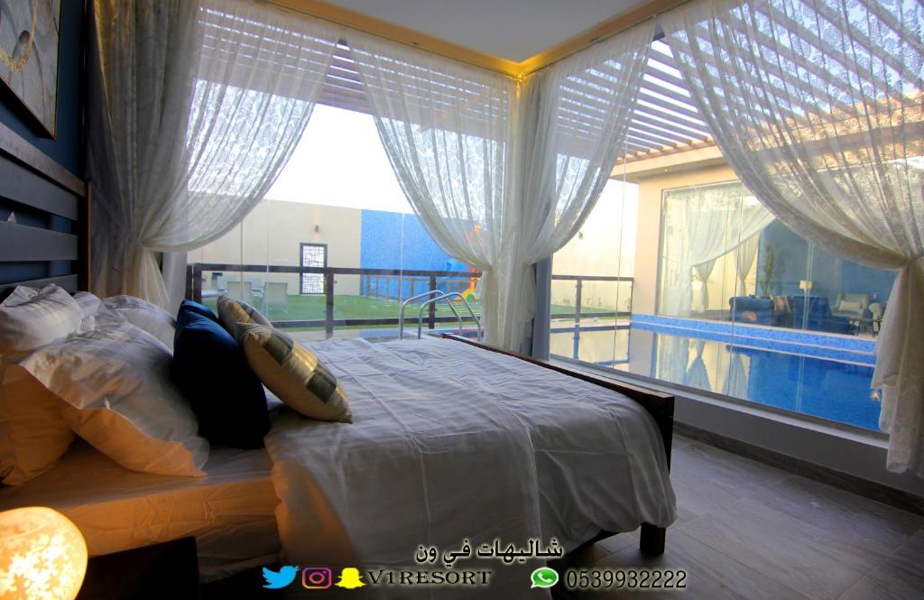 利雅德V1 Resort的一间卧室设有一张床和一个大窗户