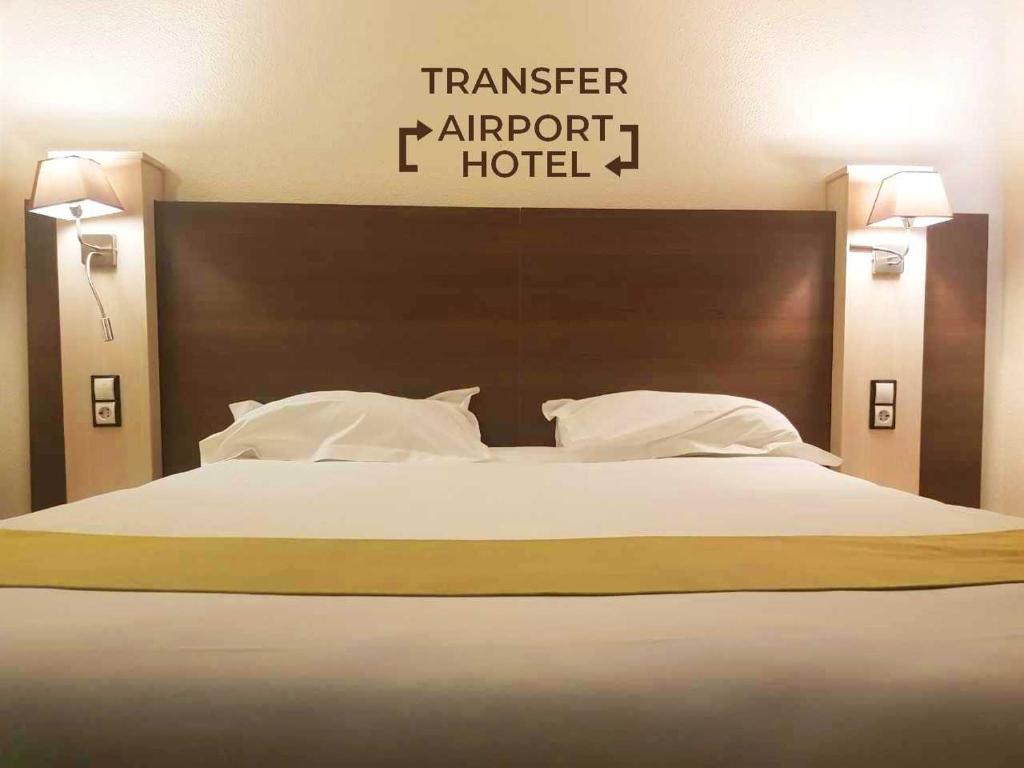 弗雷讷Euro Hôtel Airport Orly Rungis的卧室配有一张白色大床和床头板