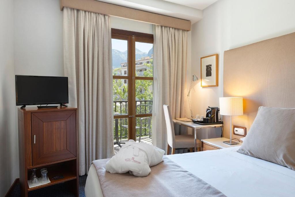 索列尔索耶尔大酒店的配有一张床、一张书桌和一扇窗户的酒店客房