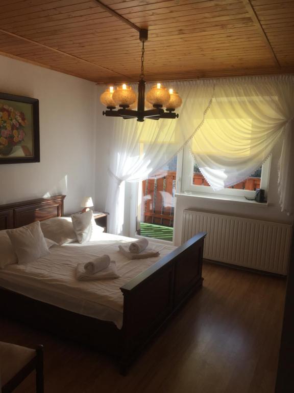 什切尔克Willa Panorama的一间卧室配有一张大床和毛巾