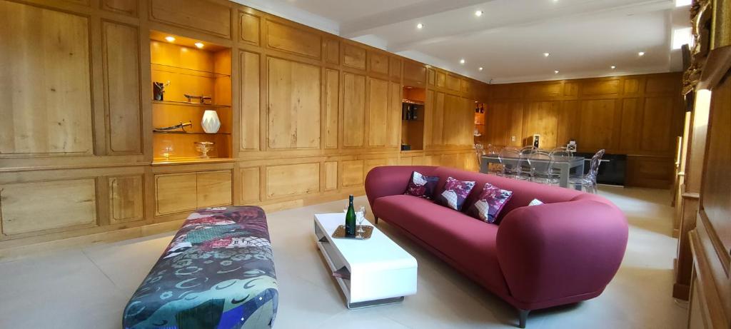 埃佩尔奈Le Clos d 'Aÿ的客厅配有紫色沙发和桌子